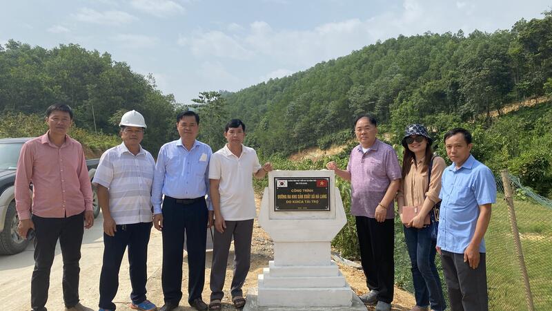 Đại diện các đơn vị bàn giao, nghiệm thu công trình