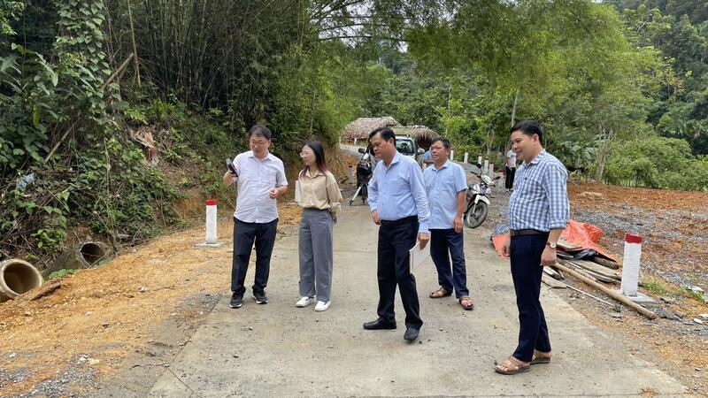Đoàn công tác kiểm tra công trình đường liên thôn thị trấn Lăng Can và xã Thổ Bình, huyện Lâm Bình