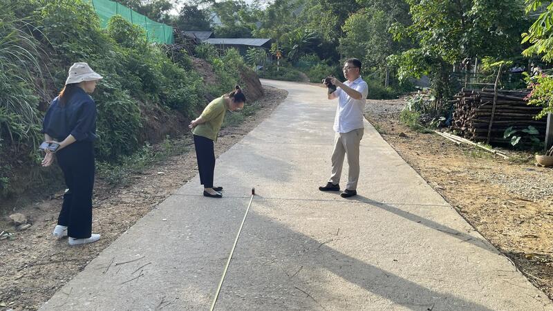 Đoàn công tác kiểm tra hiện trạng công trình đường liên thôn xã Yên Lâm, huyện Hàm Yên