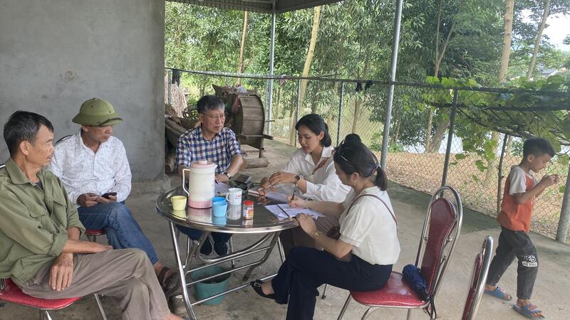 Đoàn công tác phỏng vấn người hưởng lợi công trình thuỷ lợi Hồ Cây Châm 1 huyện Sơn Dương